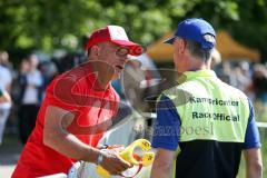 Triathlon Ingolstadt 2019 - Organisator Gerhard Budy im Gespräch mit einem Kampfrichter - Foto: Jürgen Meyer