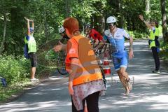 Triathlon Ingolstadt 2019 - Olympische Distanz, Radfahren, Impressionen Ende der Strecke, absteigen, Sebastian Mahr kommt an