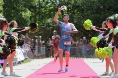 Triathlon Ingolstadt 2019 - Olympischen Distanz, Sieger Sebastian Mahr läuft ins Ziel