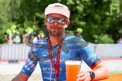 Triathlon Ingolstadt 2019 - 2. Sieger Markus Stöhr blau ESV Ingolstadt Positiv Fitness mit einer Zeit von 4:01:03 - jubel -  Foto: Jürgen Meyer