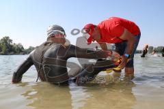 Triathlon Ingolstadt 2019 - Olympische Distanz, Max Schwarzhuber startet mit amputierten Unterschenkeln, Gerhard Budy hilft bei Anbringung der Schwimmhilfe an den Prothesen