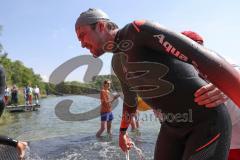 Triathlon Ingolstadt 2019 - Olympische Distanz, Max Schwarzhuber startet mit amputierten Unterschenkeln, Schwimmhilfe an den Prothesen kommt zum Ausstieg Wechselzone