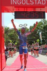 Triathlon Ingolstadt 2019 - Sebastian Mahr SC Delphin Ingolstadt 1. Sieger der Olympischen Distanz mit einer Zeit von 1:54:11 - jubel - Foto: Jürgen Meyer