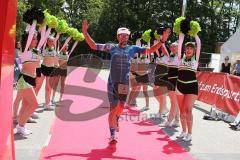 Triathlon Ingolstadt 2019 - 2. Sieger Markus Stöhr blau ESV Ingolstadt Positiv Fitness mit einer Zeit von 4:01:03 - jubel -  Foto: Jürgen Meyer