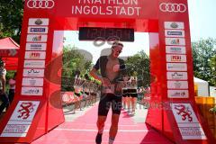 Triathlon Ingolstadt 2019 - 3. Sieger Tim Dr. Koniarski SV Solidarität Ismaning mit einer Zeit von 4:03:01 - jubel - Foto: Jürgen Meyer