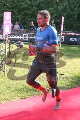 Triathlon Ingolstadt 2019 - Markus Stöhr ESV Ingolstadt Positiv Fitness , rote Kappe auf dem Weg in die Wechselzone - Foto: Jürgen Meyer