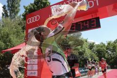 Triathlon Ingolstadt 2019 - Ziel Olympische Distanz Luisa Moroff jubelt mit Bier