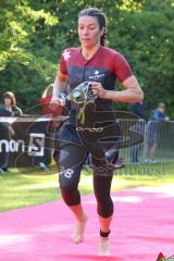 Triathlon Ingolstadt 2019 - Tamara Hitz MRRC München 1. Siegerin Frauen Mitteldistanz mit einer Zeit von 4:28:38 - auf dem Weg in die Wechselzone - jubel - Foto: Jürgen Meyer