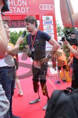 Triathlon Ingolstadt 2019 - Olympische Distanz, Max Schwarzhuber startet mit amputierten Unterschenkeln ist im Ziel Jubel Freude, Interview mit Daniel Weiss