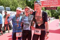 Triathlon Ingolstadt 2019 - Links 2. Sieger Markus Stöhr blau ESV Ingolstadt Positiv Fitness mit einer Zeit von 4:01:03 - Mitte 1. Sieger Tobias Heining Post SV Nürnberg mit der Zeit von 3:55:23 - rechts 3. Sieger Tim Dr. Koniarski SV Solidarität Ismaning