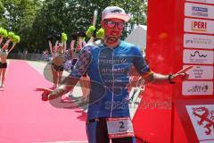 Triathlon Ingolstadt 2019 - 2. Sieger Markus Stöhr blau ESV Ingolstadt Positiv Fitness mit einer Zeit von 4:01:03 - jubel -  Foto: Jürgen Meyer