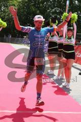 Triathlon Ingolstadt 2019 - 2. Sieger Markus Stöhr blau ESV Ingolstadt Positiv Fitness mit einer Zeit von 4:01:03 - jubel -  Foto: Jürgen Meyer