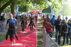 Triathlon Ingolstadt 2019 - Schwimmer auf dem Weg in die Wechselzone - Foto: Jürgen Meyer