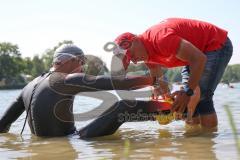 Triathlon Ingolstadt 2019 - Max Schwarzhuber mit den Beinprothesen wird von Gerhard Budy schwimmhilfe angebracht - Foto: Jürgen Meyer