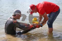 Triathlon Ingolstadt 2019 - Max Schwarzhuber mit den Beinprothesen wird von Gerhard Budy schwimmhilfe angebracht - Foto: Jürgen Meyer