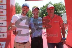 Triathlon Ingolstadt 2019 - 1. Sieger Tobias Heining Post SV Nürnberg mit der Zeit von 3:55:23 - jubel - mit Patrick Lange Gerhard Budy - Foto: Jürgen Meyer