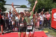 Triathlon Ingolstadt 2019 - Ziel Natascha Badmann und  Luisa Moroff jubelt mit Zuschauern