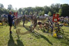 Triathlon Ingolstadt 2019 - Radfahrer in der Wechselzone - Foto: Jürgen Meyer