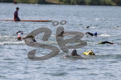 Triathlon Ingolstadt 2019 - Olympische Distanz, Max Schwarzhuber startet mit amputierten Unterschenkeln, Schwimmhilfe an den Prothesen kommt zum Ausstieg Wechselzone