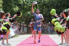 Triathlon Ingolstadt 2019 - Olympischen Distanz, Sieger Sebastian Mahr läuft ins Ziel