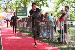 Triathlon Ingolstadt 2019 - Olympische Distanz, Max Schwarzhuber startet mit amputierten Unterschenkeln, Schwimmhilfe an den Prothesen kommt zur Wechselzone