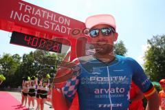 Triathlon Ingolstadt 2019 - 2. Sieger Markus Stöhr blau ESV Ingolstadt Positiv Fitness mit einer Zeit von 4:01:03 - jubel -  Foto: Jürgen Meyer