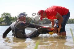 Triathlon Ingolstadt 2019 - Max Schwarzhuber mit den Beinprothesen wird von Gerhard Budy schwimmhilfe angebracht - Foto: Jürgen Meyer