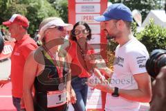 Triathlon Ingolstadt 2019 - Mitteldistanz Natascha Badmann im Ziel Jubel mit Patrick Lange