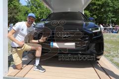 Triathlon Ingolstadt 2019 - Prominenter Gast Patrick Lange gibt Autogramme Selfies und übernimmt seinen neuen Dienstwagen Audi Q8