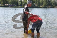 Triathlon Ingolstadt 2019 - Max Schwarzhuber mit den Beinprothesen wird von Gerhard Budy schwimmhilfe angebracht - Foto: Jürgen Meyer