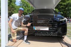 Triathlon Ingolstadt 2019 - Prominenter Gast Patrick Lange gibt Autogramme Selfies und übernimmt seinen neuen Dienstwagen Audi Q8