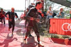 Triathlon Ingolstadt 2019 - Olympische Distanz, Max Schwarzhuber startet mit amputierten Unterschenkeln, Schwimmhilfe an den Prothesen kommt zur Wechselzone