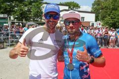 Triathlon Ingolstadt 2019 - 2. Sieger Markus Stöhr blau ESV Ingolstadt Positiv Fitness mit einer Zeit von 4:01:03 - jubel -  mit Patrick Lange - Foto: Jürgen Meyer