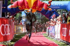 Triathlon Ingolstadt 2019 - Läufer auf dem weg in die Wechselzone - Foto: Jürgen Meyer