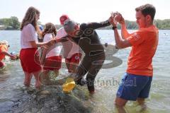 Triathlon Ingolstadt 2019 - Olympische Distanz, Max Schwarzhuber startet mit amputierten Unterschenkeln, Schwimmhilfe an den Prothesen kommt zum Ausstieg Wechselzone