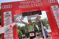 Triathlon Ingolstadt 2019 - Ziel Olympische Distanz Luisa Moroff jubelt Banner