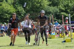 Triathlon Ingolstadt 2019 - Olympische Distanz, Max Schwarzhuber startet mit amputierten Unterschenkeln, Schwimmhilfe an den Prothesen kommt zur Wechselzone, Radfahren, Medien begleiten ihn