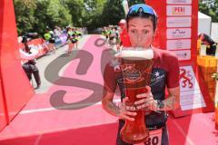 Triathlon Ingolstadt 2019 - Mitteldistanz Siegerin Tamara Hitz Jubel im Ziel mit Bier