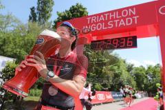 Triathlon Ingolstadt 2019 - Mitteldistanz Siegerin Tamara Hitz Jubel im Ziel mit Bier