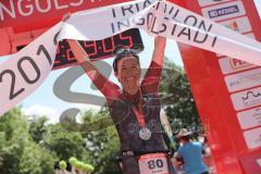 Triathlon Ingolstadt 2019 - Mitteldistanz Siegerin Tamara Hitz Jubel im Ziel