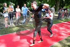 Triathlon Ingolstadt 2019 - Max Schwarzhuber mit den Beinprothesen auf dem Weg in die Wechselzone - Foto: Jürgen Meyer