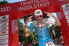 Triathlon Ingolstadt 2019 - Olympischen Distanz, Sieger Sebastian Mahr läuft ins Ziel Jubel