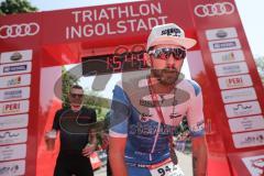 Triathlon Ingolstadt 2019 - Olympischen Distanz, Sieger Sebastian Mahr läuft ins Ziel Jubel