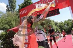 Triathlon Ingolstadt 2019 - Ziel Olympische Distanz Luisa Moroff jubelt mit Bier