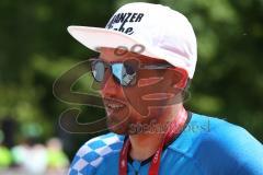 Triathlon Ingolstadt 2019 - 2. Sieger Markus Stöhr blau ESV Ingolstadt Positiv Fitness mit einer Zeit von 4:01:03 - jubel -  Foto: Jürgen Meyer