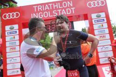 Triathlon Ingolstadt 2019 - Olympische Distanz, Max Schwarzhuber startet mit amputierten Unterschenkeln ist im Ziel Jubel Freude, Interview mit Daniel Weiss