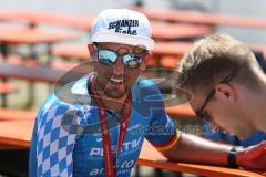 Triathlon Ingolstadt 2019 - 2. Sieger Markus Stöhr blau ESV Ingolstadt Positiv Fitness mit einer Zeit von 4:01:03 - jubel -  Foto: Jürgen Meyer