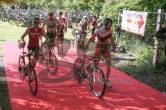 Triathlon Ingolstadt 2019 - Radfahrer verlassen die Wechselzone - Foto: Jürgen Meyer