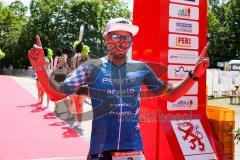 Triathlon Ingolstadt 2019 - 2. Sieger Markus Stöhr blau ESV Ingolstadt Positiv Fitness mit einer Zeit von 4:01:03 - jubel -  Foto: Jürgen Meyer