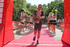 Triathlon Ingolstadt 2019 - 3. Sieger Tim Dr. Koniarski SV Solidarität Ismaning mit einer Zeit von 4:03:01 - jubel - Foto: Jürgen Meyer